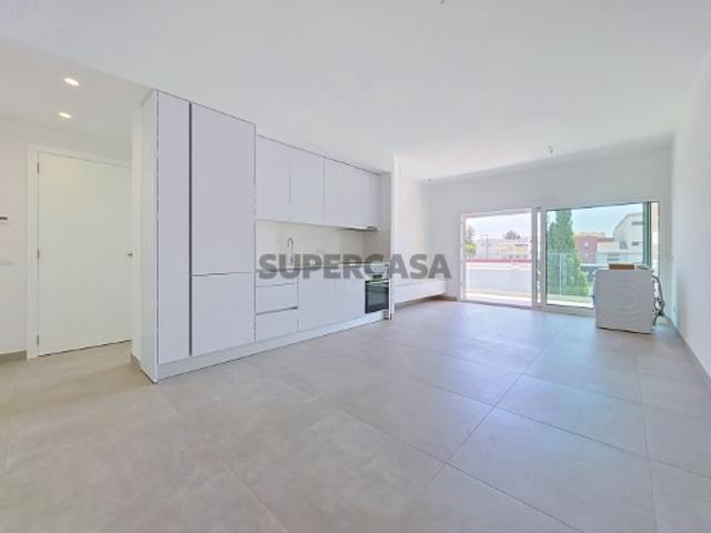 Apartamento T1 na Quinta de São Pedro, Portimão, com Piscina e Lugar de Estacionamento
