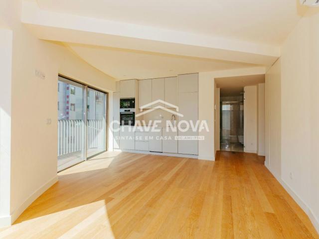 Apartamento T1 na Rua Conde Redondo em Lisboa