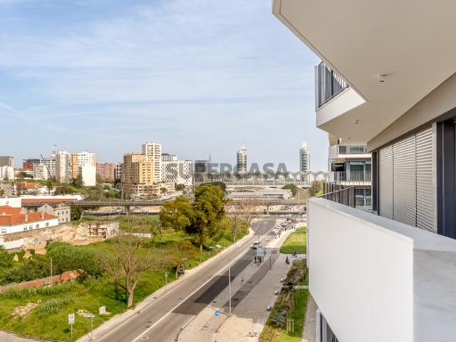 Apartamento T1 nos Olivais, com varanda, estacionamento e arrecadação