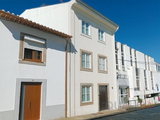 Apartamento T1 novo com terraço, equipado e mobilado, localizado na Cividade em Braga para arrendamento
