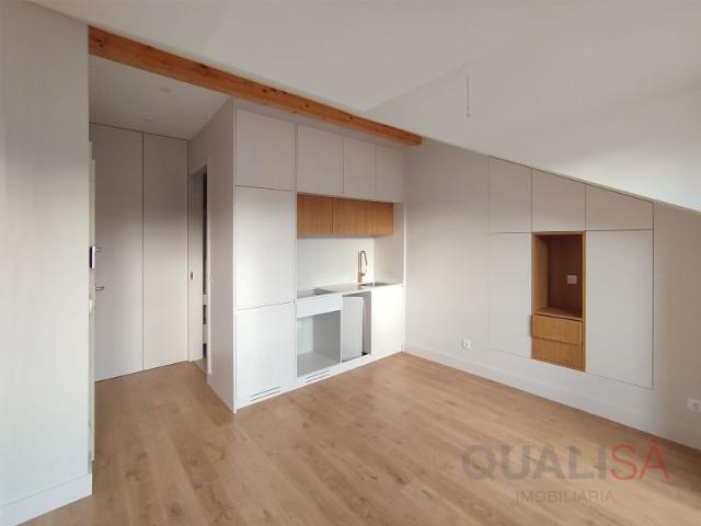 Apartamento T1 novo, com varanda e lugar de garagem em S. Vítor em Braga no último andar