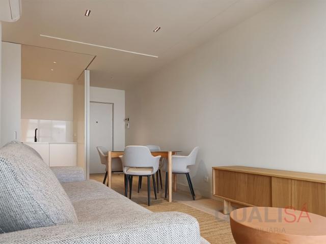 Apartamento T1 novo com varanda, equipado e mobilado, no centro histórico de Braga para arrendamento