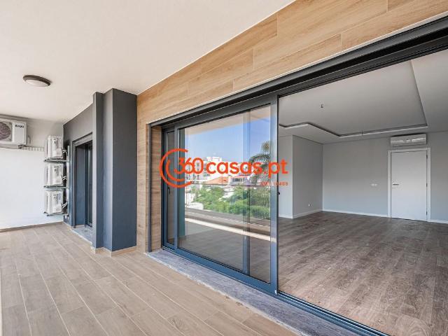 Apartamento T1 novo com garagem e arrecadação e um amplo ter. 83m² Faro Sé e São Pedro