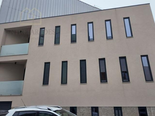 Apartamento T1 novo em prdio com particularidades arquitetnicas d.