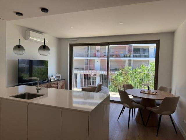 Apartamento T1 para Arrendamento em Miraflores, Oeiras com Garagem e Rooftop com Piscina e Ginásio