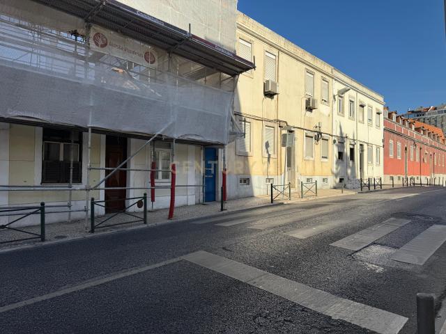Apartamento T1 para remodelação total em Campo de Ourique