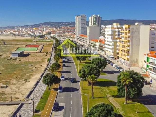 Apartamento T1 remodelado na primeira linha de mar