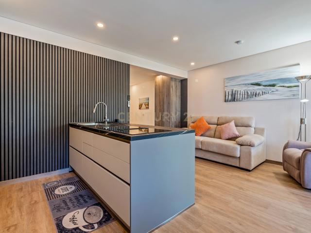Apartamento T1 remodelado com 2 varandas