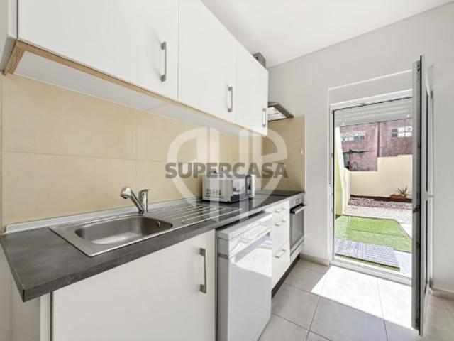 Apartamento T1 Remodelado em Camarate / Com Quintal Privativo