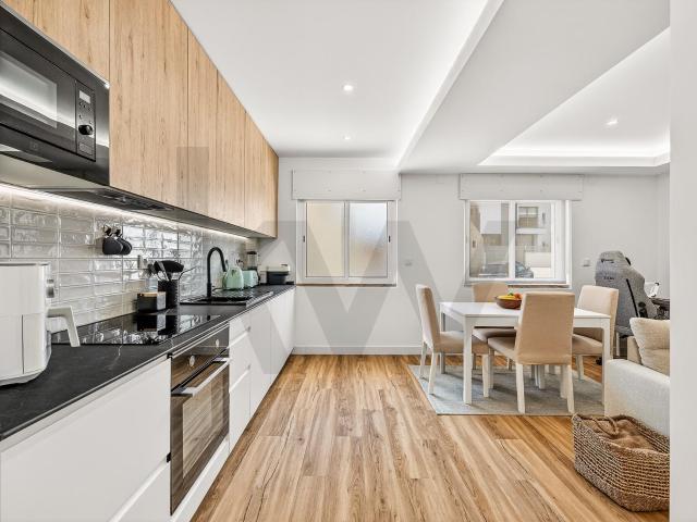 Apartamento T1 remodelado em Queijas