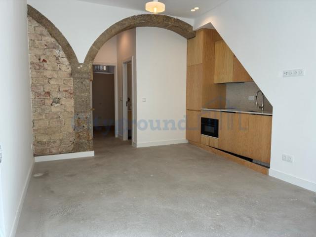 Apartamento T1 remodelado em Santa Apolónia