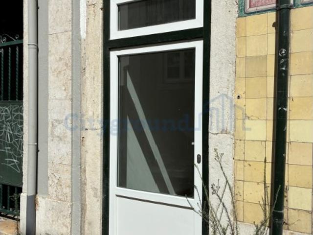 Apartamento T1 remodelado em Santa Apolónia