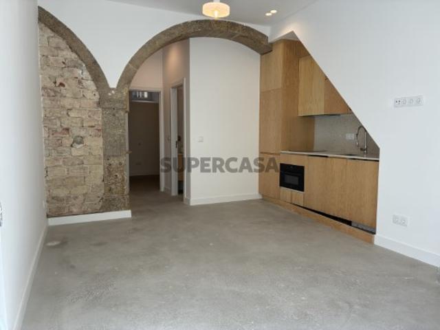 Apartamento T1 remodelado em Santa Apolónia