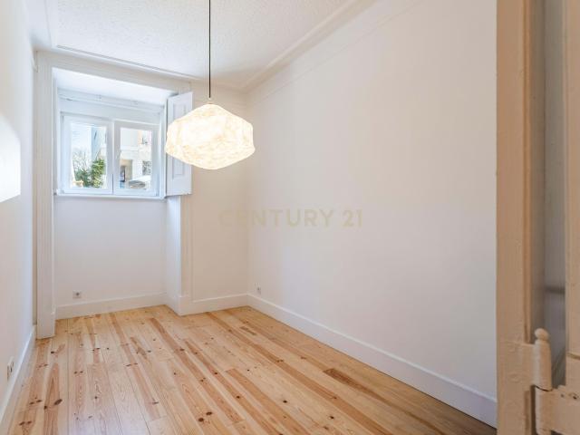 Apartamento T1 remodelado para arrendamento na Av. António Augusto Aguiar