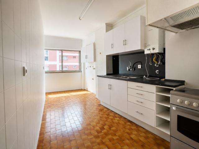 Apartamento T1 Renovado | Áreas Generosas | Paço de Arcos