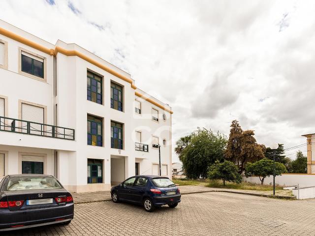 Apartamento T1 Renovado c/ Estacionamento para Arrendamento | Páteo das Alcáçovas, Évora, Évora, Horta das Figueiras