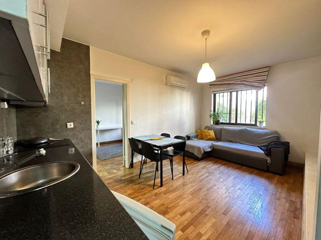 Apartamento T1 Renovado e Mobilado nas Laranjeiras Entrada Imediata