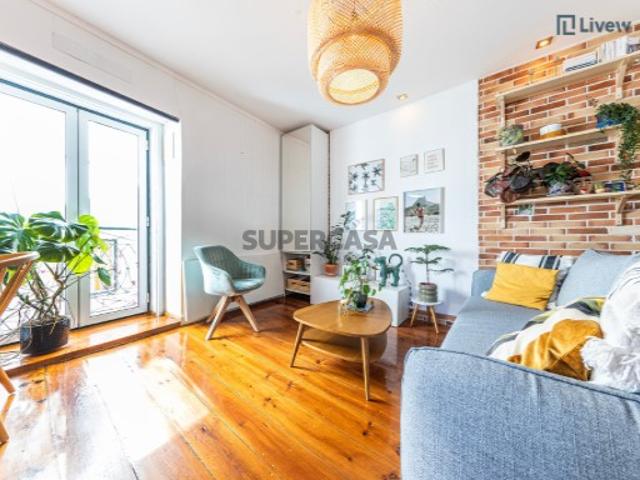 Apartamento T1 renovado e com ótima exposição solar