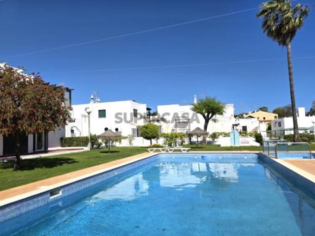 Apartamento T1 renovado em condomínio com piscina em Vilamoura