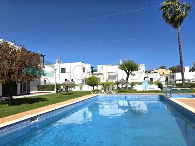 Apartamento T1 renovado em condomínio com piscina em Vilamoura