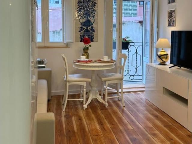 Apartamento T0+1 Renovado na Graça, Lisboa