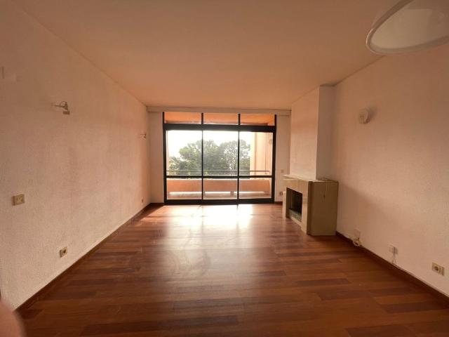 Apartamento T1 sem moveis para arrendamento com garagem em zona sossegada de Cascais
