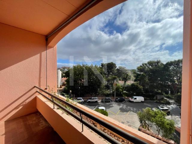 Apartamento T1 sem moveis para arrendamento com garagem em zona sossegada de Cascais