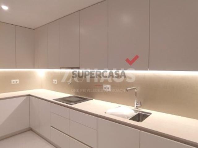 Apartamento T2+1 com excelente exposição solar e dois lugares de garagem