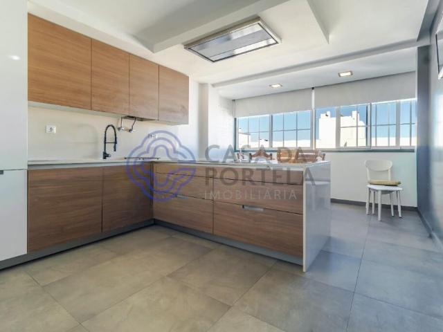 Apartamento T2+1 com espaço exterior em Setúbal