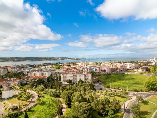 Apartamento T3 para arrendamento com estacionamento em Belém