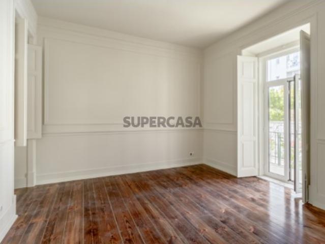 Apartamento T2+1 com varanda em Campo de Ourique, Lisboa