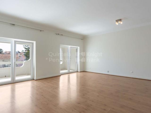 Apartamento T2+1 com varanda para arrendamento em Cascais