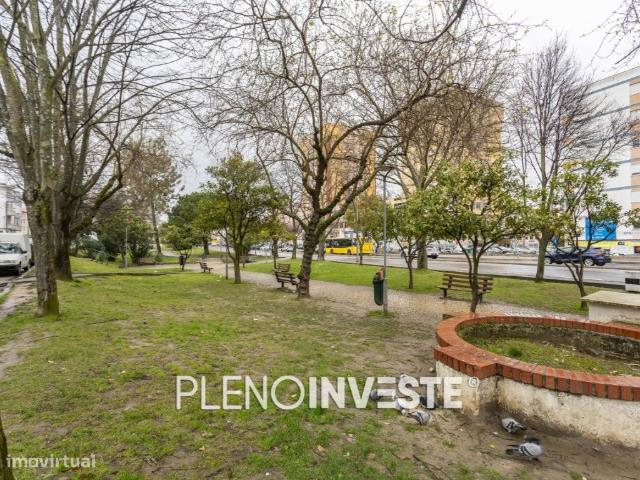 Apartamento T2+1 com varandas na Amora