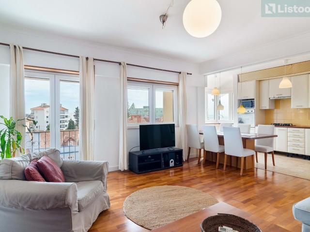Apartamento T2+1 com vista mar, no Monte Estoril
