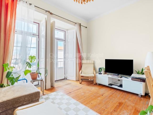Apartamento T3 com vista sobre a cidade na Graça, Lisboa
