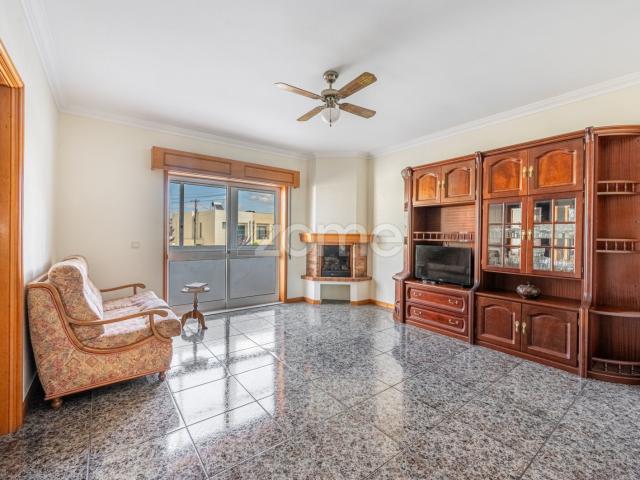 Apartamento T2+1 com 2 casas de banho, rua Sá e Melo, Gueifães