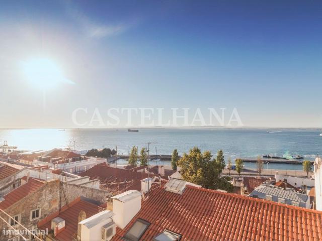 Apartamento T2+1 em prdio histrico com vista nica de rio e Caste.