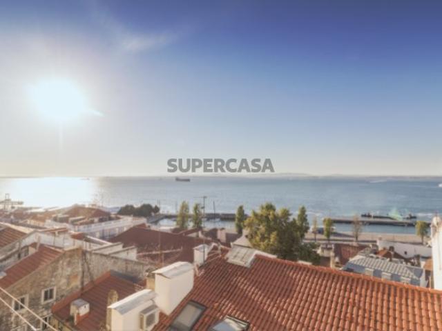 Apartamento T2+1 em prédio histórico com vista única de rio e Castelo de São Jorge