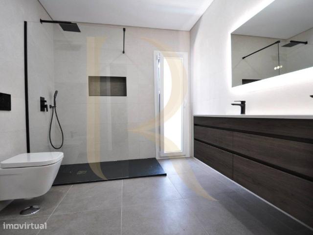 Apartamento T2+1 novo com estacionamento e varanda nas Paivas Seixal