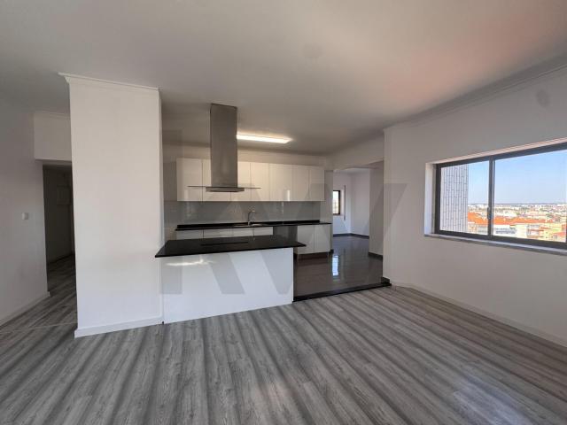 Apartamento T2+1 no centro da Cruz de Pau Rua 25 de Abril