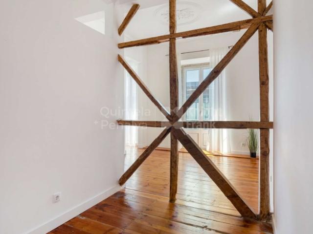Apartamento T2+1 para arrendar, sem móveis na Misericórdia