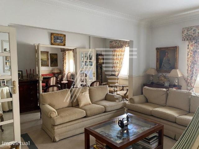 Apartamento T3 para obras de remodelao em excelente localizao
