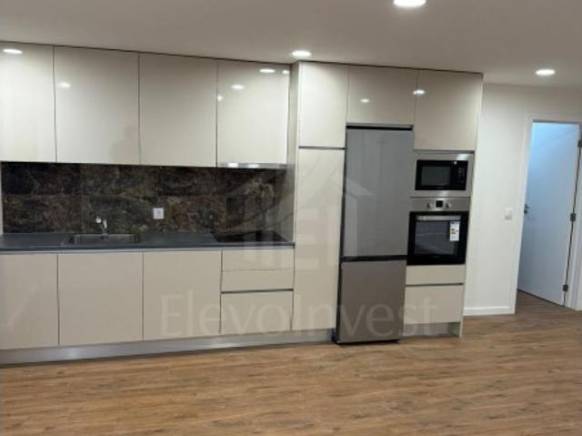 Apartamento T2+1 Remodelado com Garagem Fechada em Oliveira, Barcelos