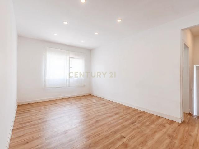 Apartamento T2+1 Remodelado, com Varanda, em Laveiras Caxias