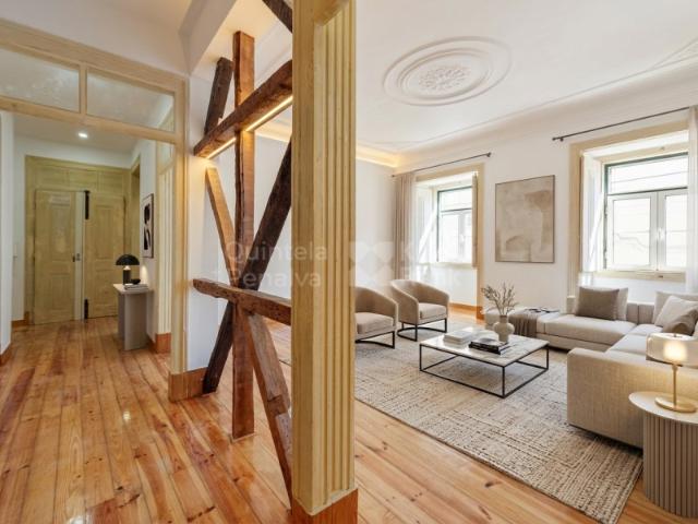 Apartamento T2+1 renovado para arrendar em Santos, Lisboa