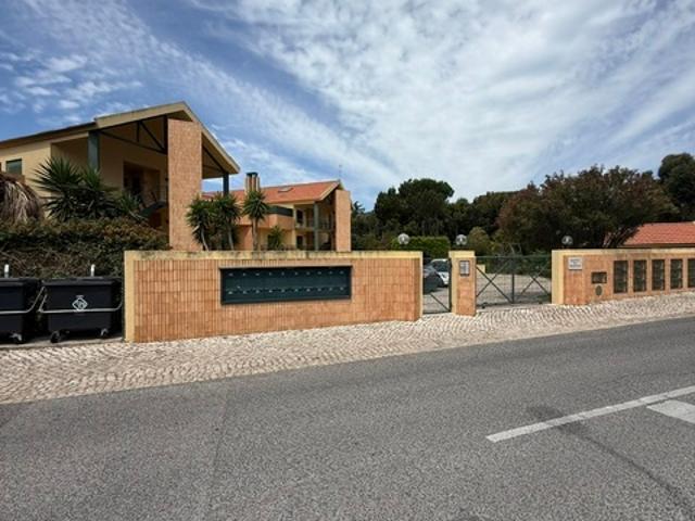 Apartamento T2+1 totalmente renovado, inserido num exclusivo condomínio privado na prestigiada Quinta da Marinha com vista frontal para o Golfe