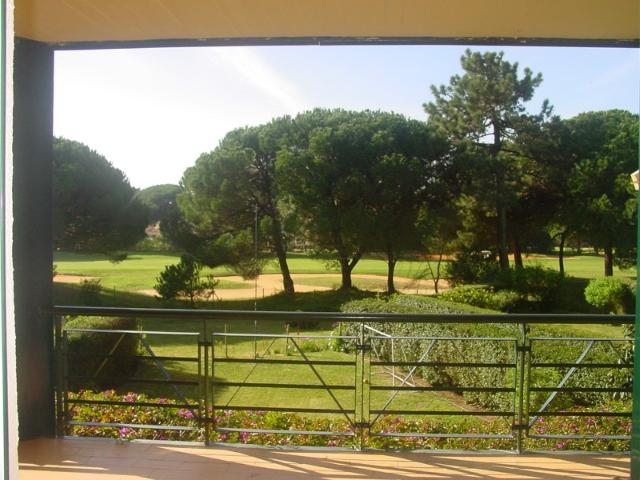 Apartamento T2+1 totalmente renovado, inserido num exclusivo condomínio privado na prestigiada Quinta da Marinha com vista frontal para o Golfe