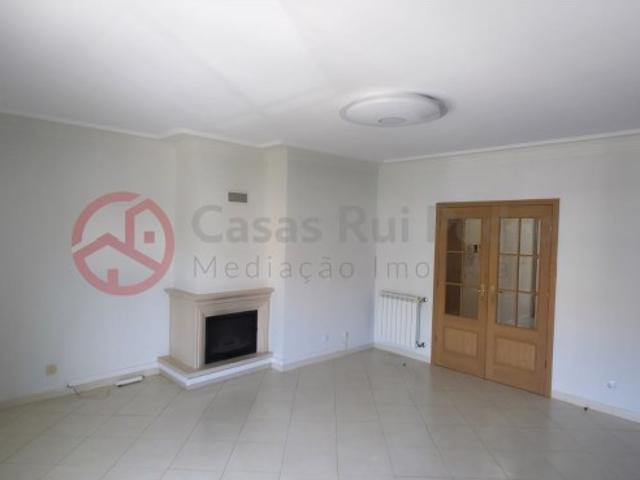 Apartamento T2+2 duplex, com parqueamento e elevador, no Montijo