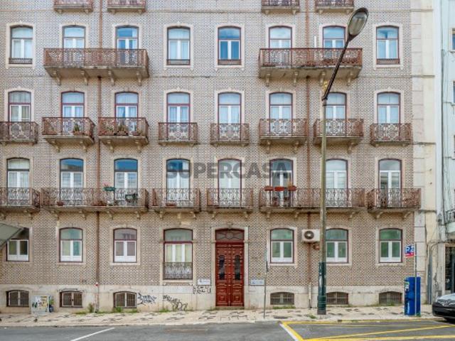 Apartamento T2+2 no centro de Lisboa, junto ao metro, para renovar