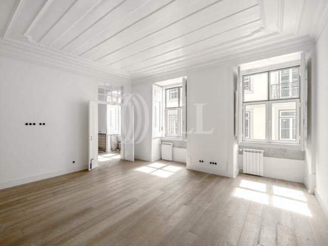 Apartamento T2+2, renovado, em Alfama, Lisboa